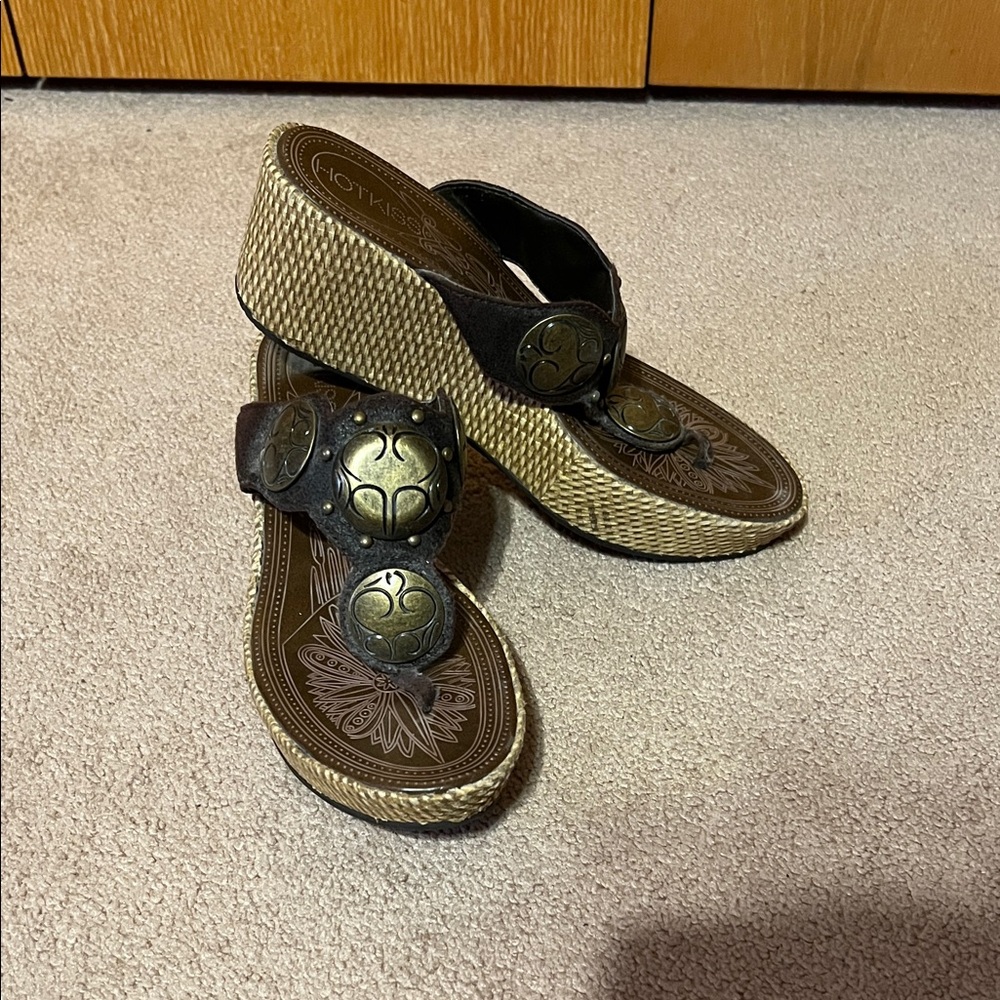 Hot kiss Rowan platform, thong sandals with medallions size 9 great condition